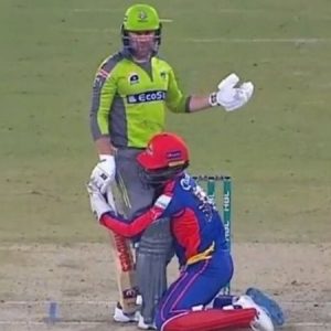 WATCH: Chadwick Walton hilariously grabs Ben Dunk in PSL 2020