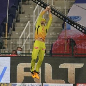 Faf du Plessis catches vs Mumbai Indians: CSK fielder grabs terrific boundary catches to dismiss Saurabh Tiwary and Hardik Pandya