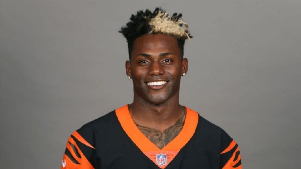 Jon Brown Kicker : Ex Soccer Player & Jacksonville Kicker Jon Brown Scores his first Field Goal