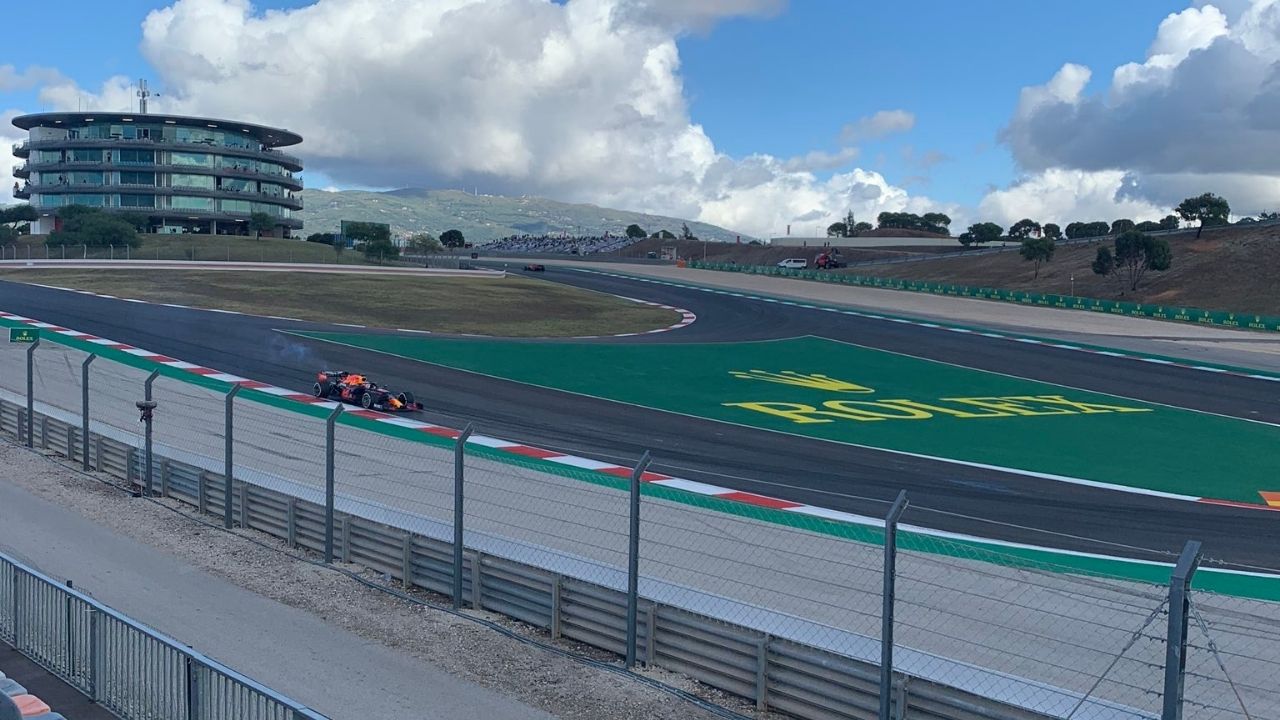 Red Bull cars emit excessive smoke during Free Practice session