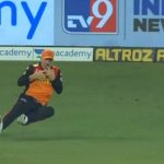 David Warner catch vs Rajasthan Royals: SRH captain grabs brilliant juggling catch to dismiss Riyan Parag in IPL 2020