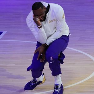 "Maybe if I drink from the right side, it will help with my free throw": LeBron James blames his airball in Lakers vs Mavericks on wine