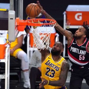 "LeBron James got baptized by Derrick Jones Jr": NBA Twitter reacts to Lakers star getting blocked by Airplane Mode