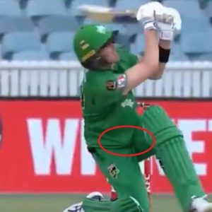 BBL 2020-21: Melbourne Stars' Nick Larkin attempts to sneak single with ball hidden in sweater vs Sydney Thunder