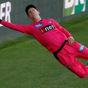 Jordan Silk fielding: Watch Silk's fabulous fielding effort saves boundary for Sydney Sixers in BBL 10 season opener