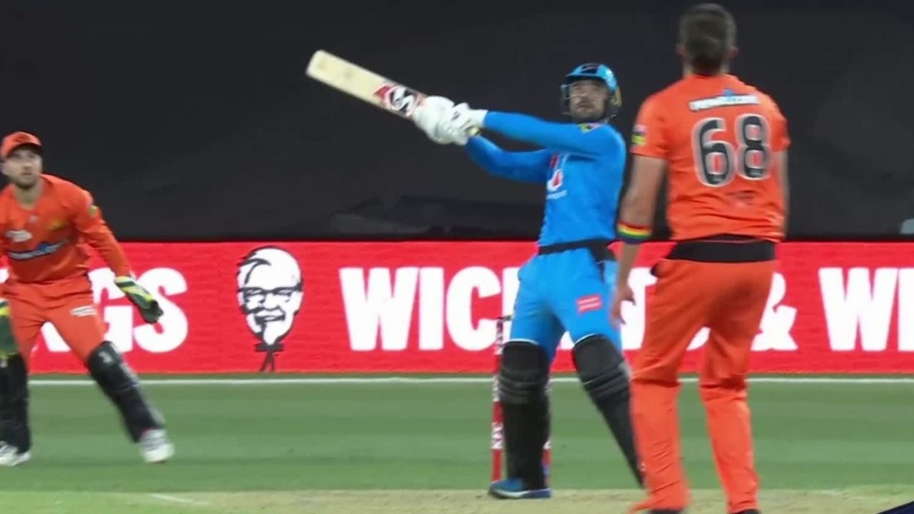 BBL 10: Rashid Khan nails stunning helicopter shot off Andrew Tye in Scorchers vs Strikers clash