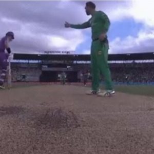 BBL 10: Glenn Maxwell gives hilarious thumbs up to D'Arcy Short after Hurricanes batsman saves three runs for Stars