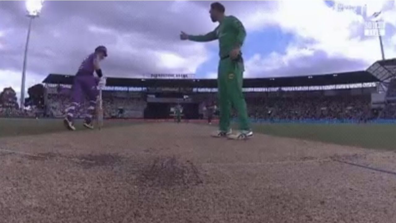 BBL 10: Glenn Maxwell gives hilarious thumbs up to D'Arcy Short after Hurricanes batsman saves three runs for Stars