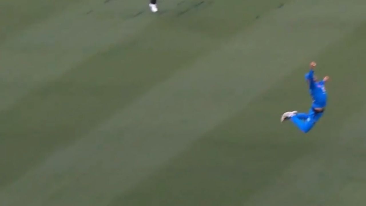 Jake Weatherald catch today: Watch Strikers batsman grabs fantastic diving catch to dismiss Alex Ross in BBL 10