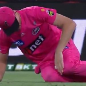 BBL 2020-21: Jackson Bird grabs juggling catch with legs to dismiss Jimmy Peirson in Sixers vs Heat clash