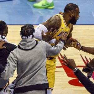 "LeBron James is feeling like Larry Bird": Lakers star turns towards bench after taking corner 3-pointer without watching it go in