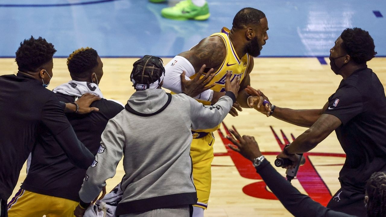 "LeBron James is feeling like Larry Bird": Lakers star turns towards bench after taking corner 3-pointer without watching it go in