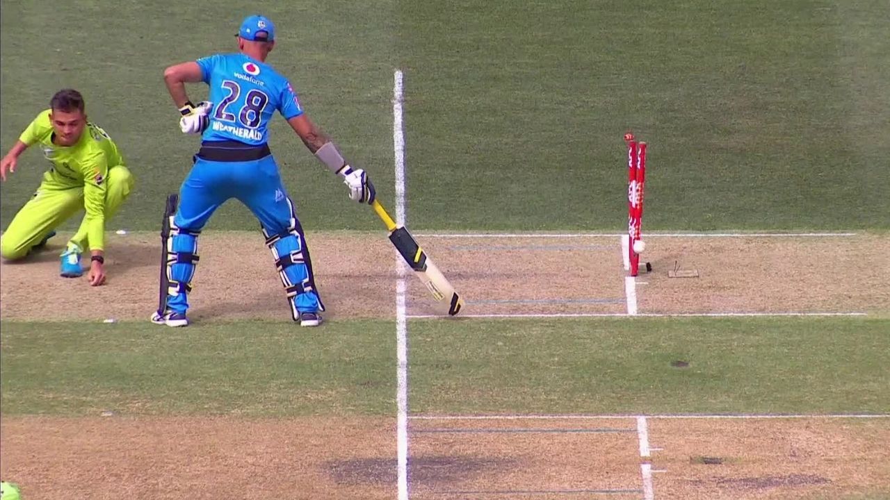 Jake Weatherald: Strikers batsman gets run-out on both ends in bizarre BBL 10 dismissal vs Thunder
