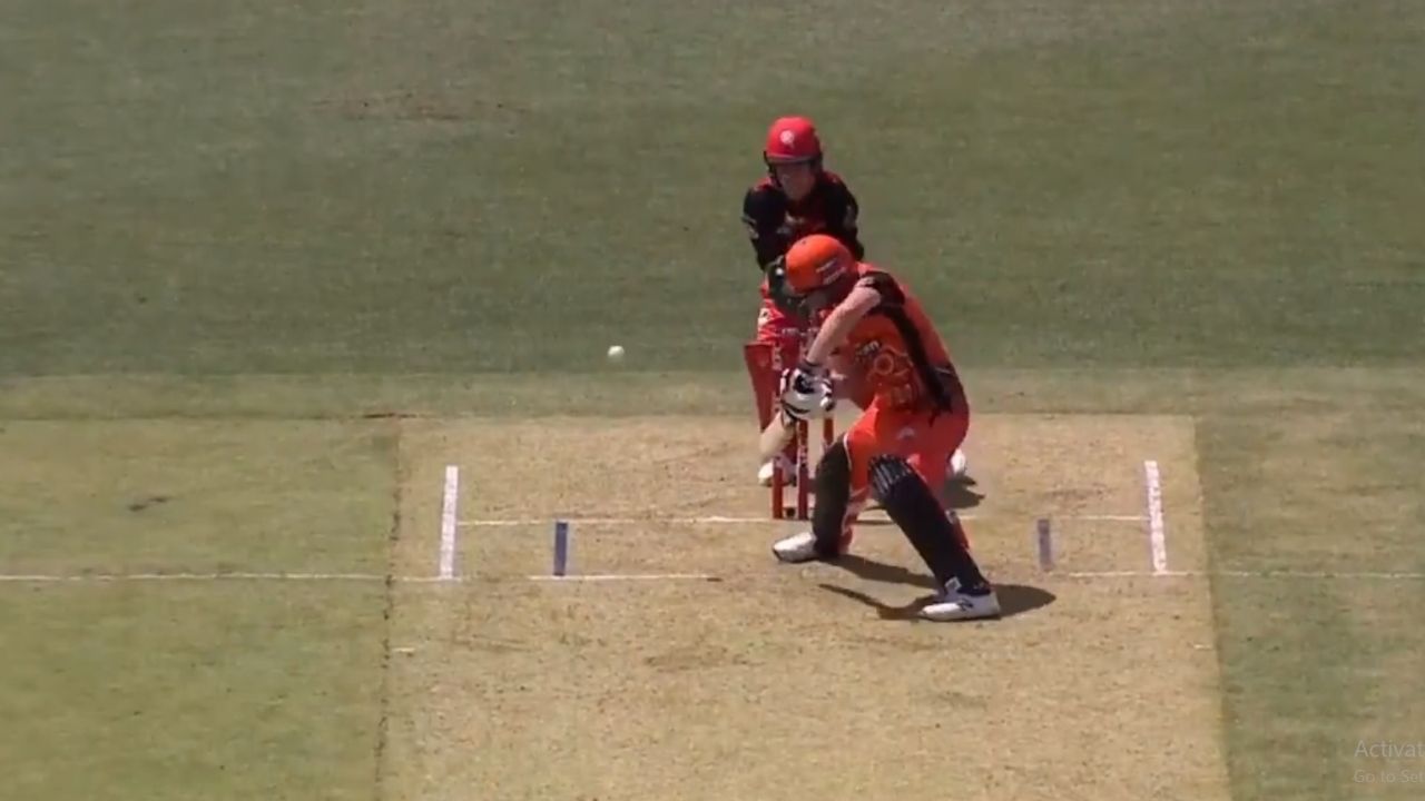 Colin Munro: Watch Scorchers batsman plays reverse late cut for a single vs Renegades in BBL 10