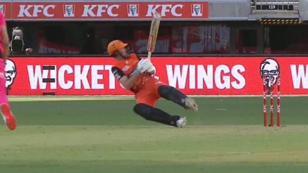 Ashton Turner: Watch Scorchers captain plays unbelievable scoop off Jake Ball; Mitchell Marsh scores 25-ball half-century