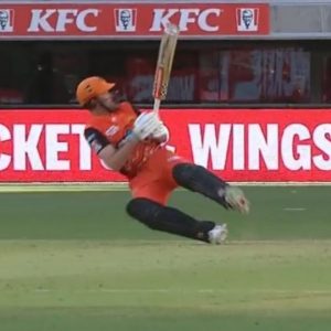 Ashton Turner: Watch Scorchers captain plays unbelievable scoop off Jake Ball; Mitchell Marsh scores 25-ball half-century