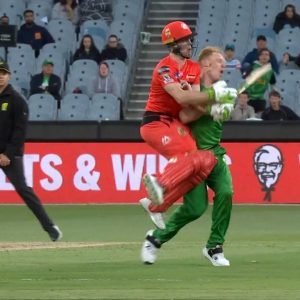 Sam Harper collision: Watch Renegades wicket-keeper batsman crashes into Stars pacer at the MCG