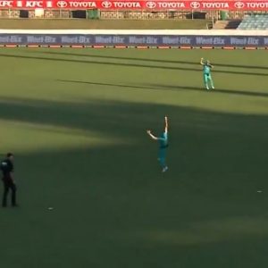 Joe Burns catch vs Renegades: Watch Heat fielder grabs spectacular catch to dismiss Mackenzie Harvey in BBL 10