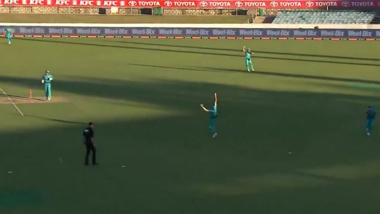 Joe Burns catch vs Renegades: Watch Heat fielder grabs spectacular catch to dismiss Mackenzie Harvey in BBL 10