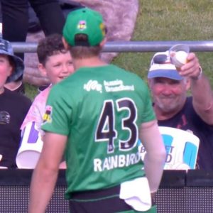 Sam Rainbird: Ball falls in fan's glass of beer; hilariously refuses to return it to Stars bowler in BBL 10