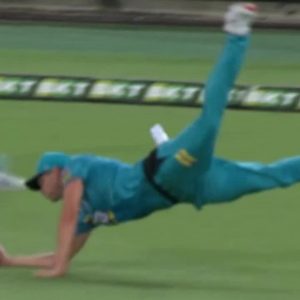 Ben Laughlin catch: Heat pacer grabs superlative one-handed diving catch to dismiss Michael Neser in BBL 10