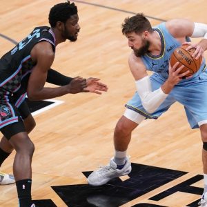 'That was a dangerous play': Jonas Valanciunas pulls down Chimezie Metu's leg after getting dunked on during Grizzlies' game against the Kings