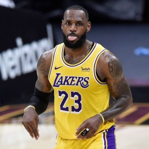 "LeBron James boarded the flight to Phoenix": Lakers superstar to accompany the team for their next game despite sustaining high ankle sprain