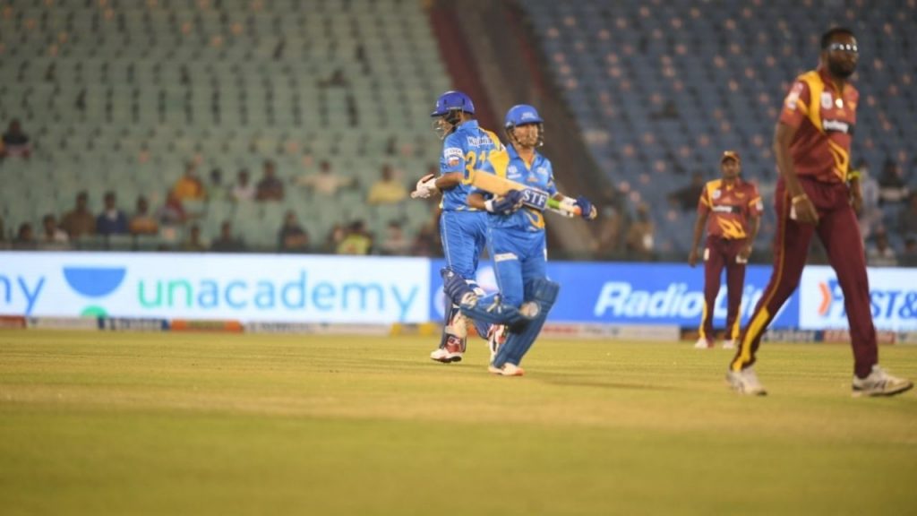 "Reminding the old days": Sachin Tendulkar hooks Tino Best for six in Road Safety World Series to make fans nostalgic