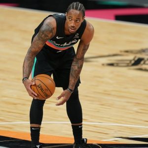 Kyrie Irving embraces DeMar DeRozan before the game, pays respect to DeRozan's late father