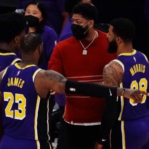 "Anthony Davis passed the blunt to LeBron James": Lakers stars' hilarious timeout celebration with Markieff Morris