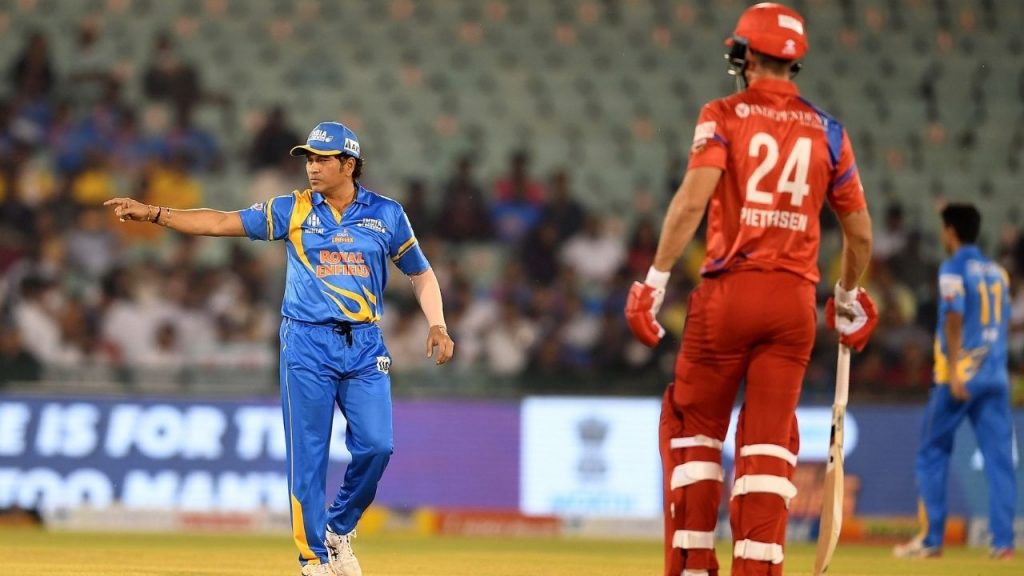 "Pietersen on fire": Fans amazed as Kevin Pietersen and Phil Mustard score 22 runs off Pragyan Ojha over