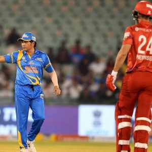 "Pietersen on fire": Fans amazed as Kevin Pietersen and Phil Mustard score 22 runs off Pragyan Ojha over