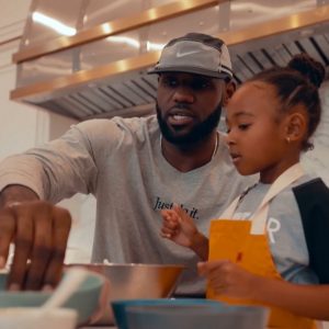 “LeBron James really switched into dad mode mid-game and found candy for Zhuri James”: When the King was hell-bent on getting his daughter a candy in the middle of a Cavaliers-Bulls game