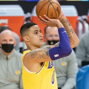 "OH MY GOD!": Golden State Warriors bench gets hyped up as Lakers' Kyle Kuzma airballs a technical free throw