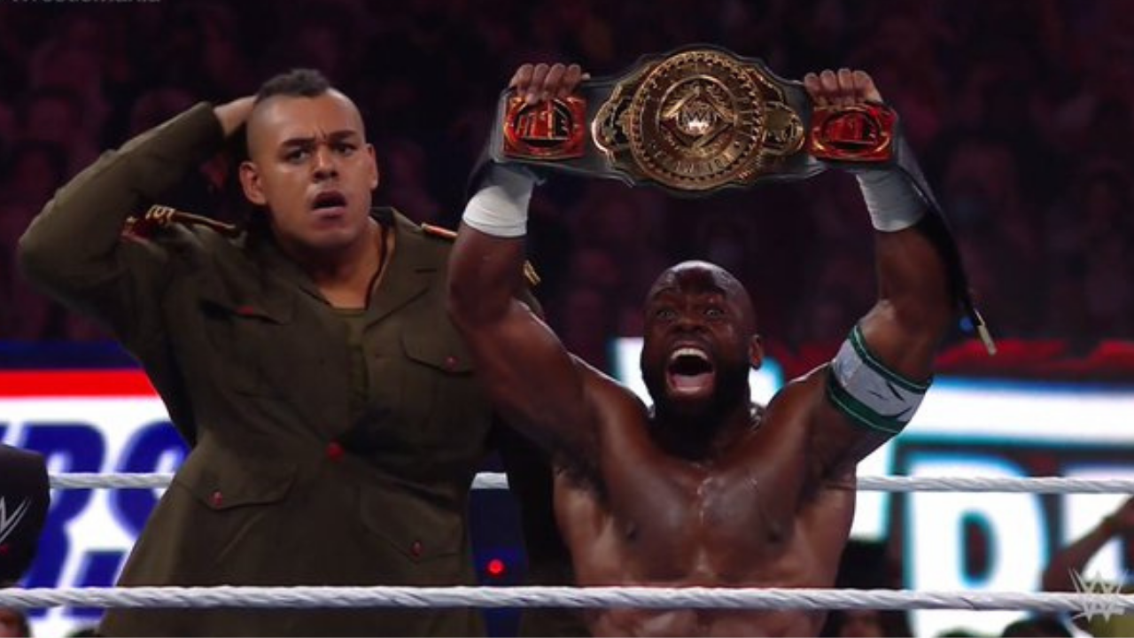 Dabba Kato interferes to help Apollo Crews beat Big E for the Intercontinental Championship at Wrestlemania 37