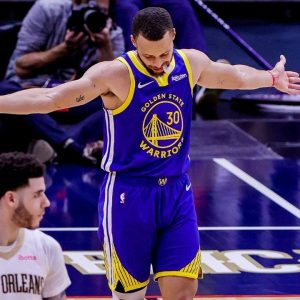 "Stephen Curry won his 2nd MVP in a row and also finished 4th in Most Improved Player!": NBA Twitter reacts to crazy numbers from the Warriors' star's 2015-16 season