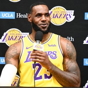 "LeBron James ain't playing on one leg no more": Lakers star responds to NBA fans who saying he's playing through injury