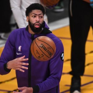 "Anthony Davis cuddles with LeBron James": Lakers star goes to lift the King up, ends up falling and hugging him against the Warriors