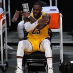 "Ayo, get me outta here!": LeBron James asks to be subbed out after watching Kyle Kuzma throw a possession with a blunder shot