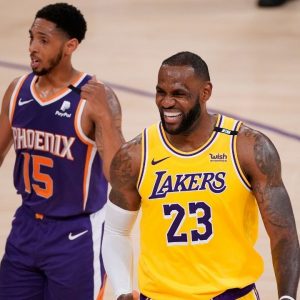 "LeBron James can't even hide his happiness after Kevin Durant's Nets lose": NBA fans call Lakers star petty after he reacts to a hilarious video featuring Thanasis, Giannis and Middleton