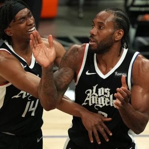 "Nice Pass!": Clippers' Kawhi Leonard trolls Terrance Mann after cleaning up an air-ball and getting a 3-point play against the Mavericks