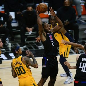 "Kawhi Leonard murders Derrick Favors": The Klaw wows NBA Fans with a Kawhilight as he throws down the man's jam on the Jazz center in Game 4