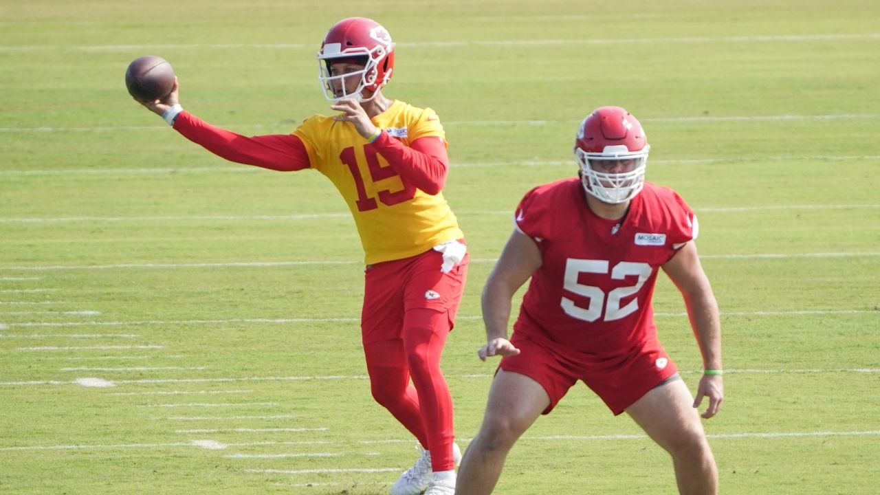 Patrick Mahomes No-Look Pass