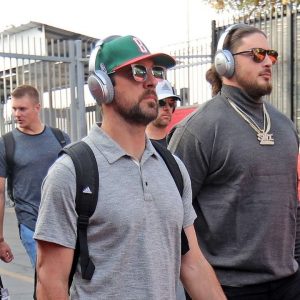 "This is the real reason Aaron Rodgers came back": Packers O-lineman David Bakhtiari pulls hilarious prank on Aaron Rodgers