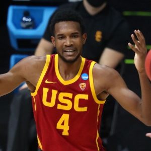 "Evan Mobley is Chris Bosh on offense and Anthony Davis on defense": Potential top-3 pick in 2021 NBA Draft projects to have insane ceiling on both ends per NBA scouts