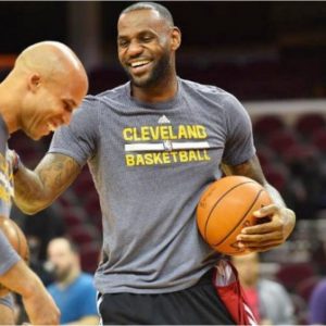 "Give Reggie Bush his Heisman Trophy back!": LeBron James reacts to Richard Jefferson's take on the NCAA's new NIL rule