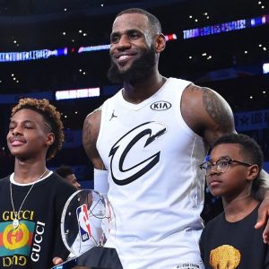 "Bryce James tryin to shoot like Stephen Curry": LeBron James and Bronny hilariously watch the 14-year old attempt long-range shots from their driveway