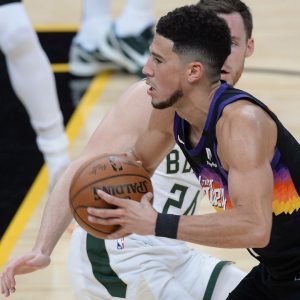 "I had to force Devin Booker to shoot!": Earl Watson reveals how he changed the Suns star's almost Ben Simmons-like mentality