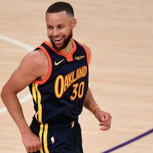 "Not even Klay Thompson can knock down these shots Stephen Curry hits so effortlessly": Viral video of the Warriors MVP hitting high-arching bombs leave NBA Twitter in awe