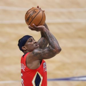 "Comparing LeBron James to Eric Bledsoe is just madness!": NBA Twitter explodes as CJ McCollum shockingly compares the Clippers guard to the Lakers star on his podcast